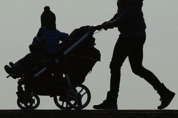 Rassistischer Angriff? 75-Jähriger beleidigt Familie und will auf Kinderwagen einschlagen