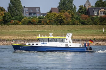 Rhein bei Düsseldorf rot verfärbt: Das ist der Grund