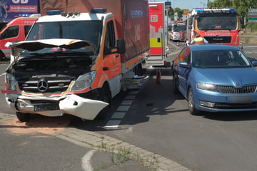 Feuerwehrfahrzeug rammt Skoda: Frau bei Unfall in Leipzig verletzt
