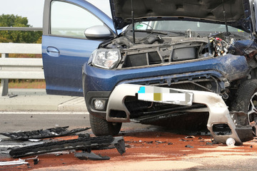 Böser Crash auf der Autobahnbrücke: Dacia und Audi voll erwischt!