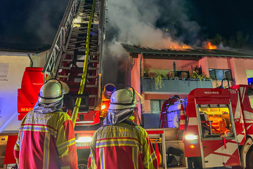 Dreistöckiges Mehrfamilien-Haus in Flammen: Feuerwehr eine ganze Nacht im Einsatz