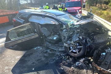 Frontalcrash mit drei Schwerverletzten: Rettungs-Hubschrauber im Einsatz!