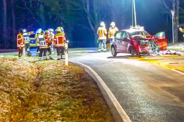 VW rast frontal in Mercedes: Vier teils schwer Verletzte und Handy-Verdacht
