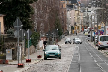 Rücksichtsloser VW-Fahrer erfasst Frau auf Gehweg und lässt sie einfach liegen