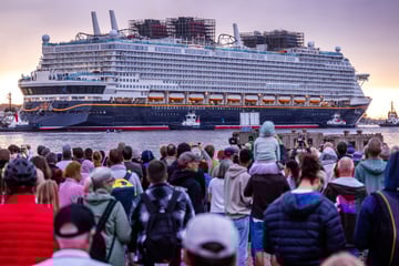 Deutschlands größtes Kreuzfahrtschiff: "Disney Adventure" auf dem Weg zur Taufe