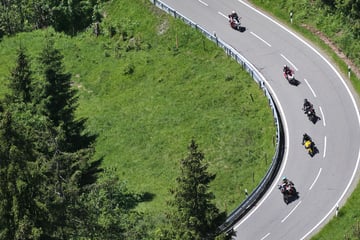 Motorradfahrer stirbt nach Sturz auf dem Jochpass
