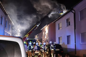 Bewohner retten sich ins Freie: Riesiger Schaden bei Hausbrand