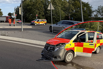 Unfall bei Einsatzfahrt: Notarztwagen kracht mit Mercedes zusammen