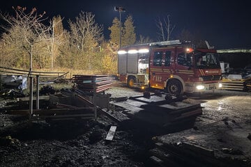 Feuer in Obdachlosenlager: Weibliche Leiche entdeckt, Mordkommission ermittelt