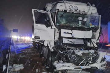 Unfall A2: Lkw kracht in Lastwagen: Fahrer (53) wird eingeklemmt