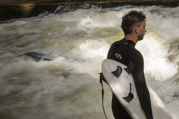 München: Surfer in Sorge: Eisbachwelle in München ist verschwunden