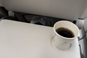"Mit Blasen übersät": Passagier verbrüht sich Penis im Flugzeug und zieht vor Gericht