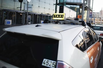 Berlin: Mann springt aus fahrendem Taxi und klaut Auto von Helferin