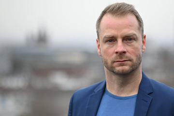 Bedauert TV-Schauspieler Hinnerk Schönemann, aufs Land gegangen zu sein?
