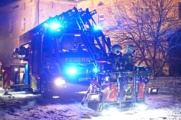 Feuerwehr kämpft ganze Nacht gegen Flammen: Zeugen gesucht!