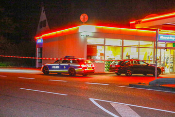 Stuttgart: Bewaffneter überfällt Tankstelle an der B10 - Polizei fahndet mit Hubschrauber