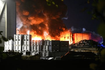 Schrottplatz in Flammen: Warnung auch für Teile Hamburgs