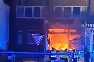 Feuerwehr mit Großaufgebot vor Ort: Laden brennt komplett aus
