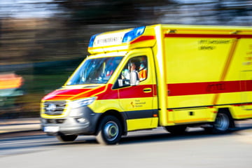 Tödlicher Unfall südlich von Dresden! Fahrer (†35) verliert Kontrolle, Auto überschlägt sich