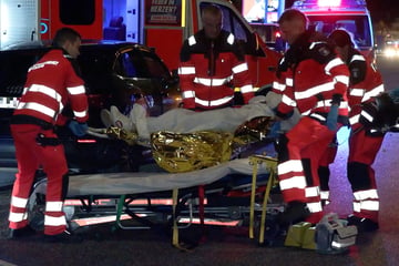 Schlimme Szenen: Mann tritt auf Fahrbahn und wird von Audi erfasst