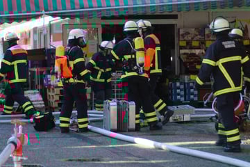 Hamburg: Feuer in Lebensmittelladen: Person wird vom Rauch eingeschlossen