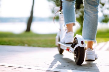 Frau bindet Sohn (4) während E-Scooter-Fahrt mit Fahrradschloss an Lenkstange