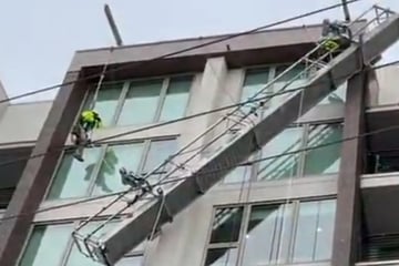 Gerüst versagt: Bauarbeiter hängen plötzlich an Hochhaus-Fassade