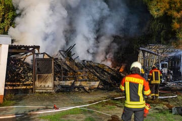 Diesel-Tanks fliegen in die Luft – Eigentümer hält Knallgeräusche für Feuerwerk