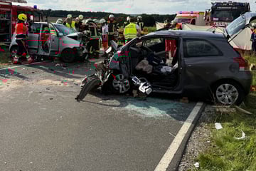 Frontal-Crash: Fahrer in Autos eingeklemmt, Rettungskräfte im Großeinsatz