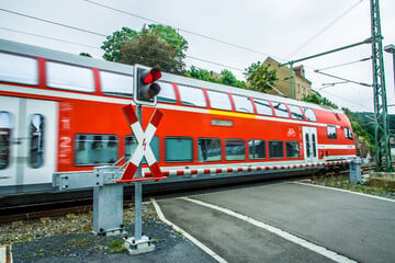 Frau will Pilze sammeln und wird von Zug erfasst - tot!