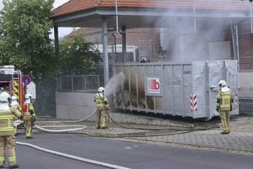 Leipzig: Einsatz im Landkreis Leipzig: Container an Einkaufszentrum brennt!