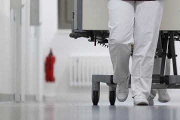 Patient rastet in Klinik aus, läuft mit Schere auf Polizeibeamte zu