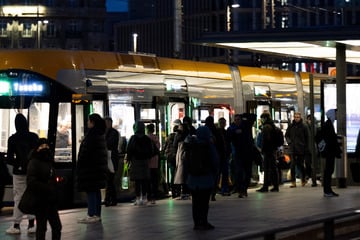 Mit Fake-Waffe bedroht: 19-Jähriger bewusstlos aus Straßenbahn gezogen