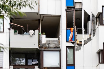 Heftige Explosion reißt Teil von Hausfassade auf, Trümmer krachen auf Gehweg und Kinderspielplatz