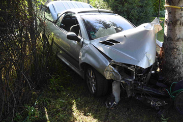 Auto kommt von Straße ab und rast in Garten: Dort spielt ein Kleinkind