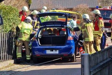 Frau versucht ihr Auto zu stoppen und wird eingeklemmt: 20-Jährige schwer verletzt