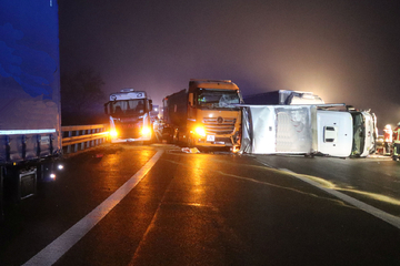 Unfall A81: Glatteis auf A81 führt zu Lkw-Karambolage: 500.000 Euro Schaden