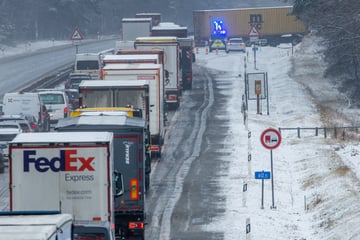 Unfall A24: 45 Menschen an Bord: Unfall mit Reisebus auf A24