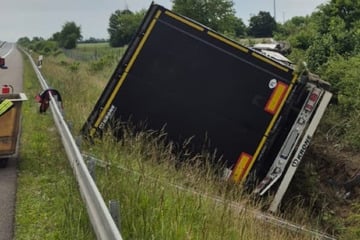 Sekundenschlaf! Paket-Lkw baut Unfall auf der A36