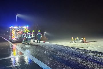Unfall A38: Unfall bei Glätte: BMW-Fahrer rutscht von der Autobahn