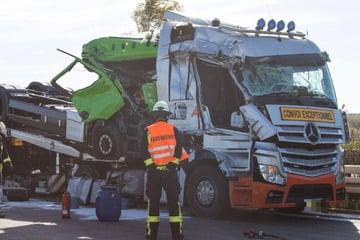 Unfall A13: Truck voller Socken und Kinderlatschen rast auf A13 in Lkw: Vollsperrung!