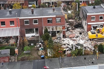 Nach Explosion eines Reihenhauses: Bewohner weiterhin vermisst, Sicherungen laufen