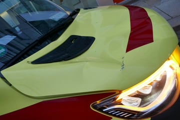 Dresden: Während Einsatzkräfte Frau behandeln: Täter werfen Rettungsrucksack aus 10. Stock