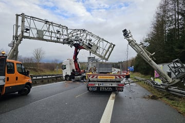 Unfall A72: Lastwagen steht quer über Fahrbahn: Vollsperrung auf A72 wieder aufgehoben