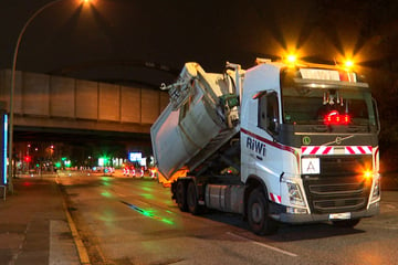 Laster kracht gegen Brücke! Fahrer verletzt, Statiker im Einsatz