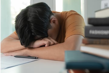 Student schläft bei Seminar ein: Als er aufwacht, befindet er sich in einer misslichen Lage
