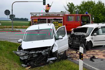 Transporter-Fahrer missachtet rote Ampel in Ostsachsen: Dann kracht es auf der S122