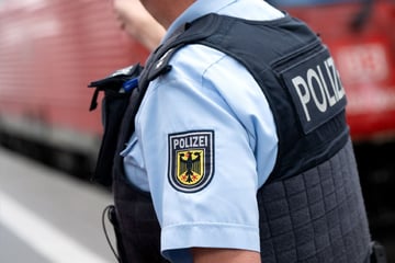 Mann am Bahnhof droht Polizisten mit dem Tod: Messer sichergestellt