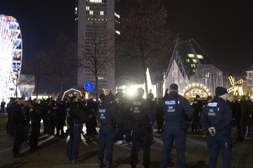 Demo-Montag in Leipzig und Umgebung: Hundertschaften der Polizei im Einsatz