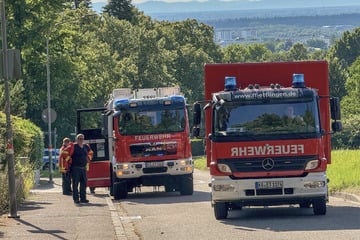Rauch und Knallgeräusche gemeldet: Feuerwehr muss drei brennende Gebäude löschen